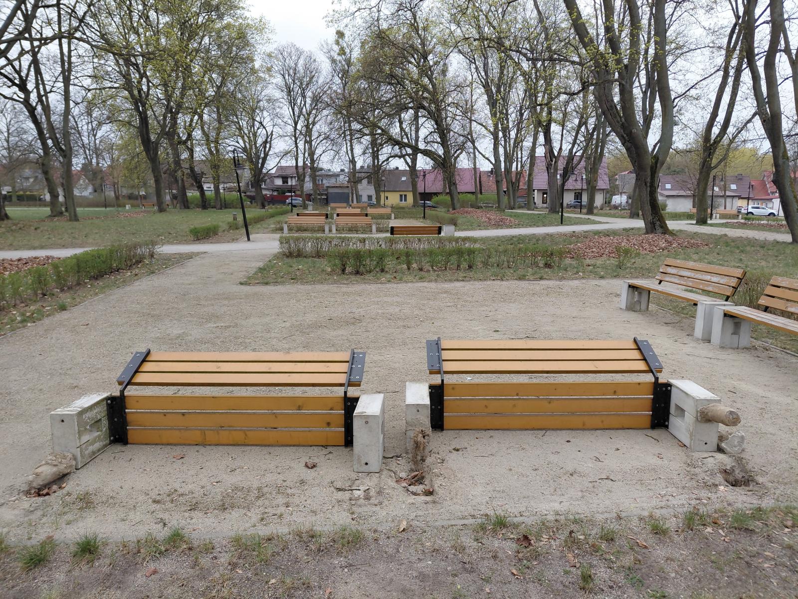 Przewr&oacute;cone ławki w parku 