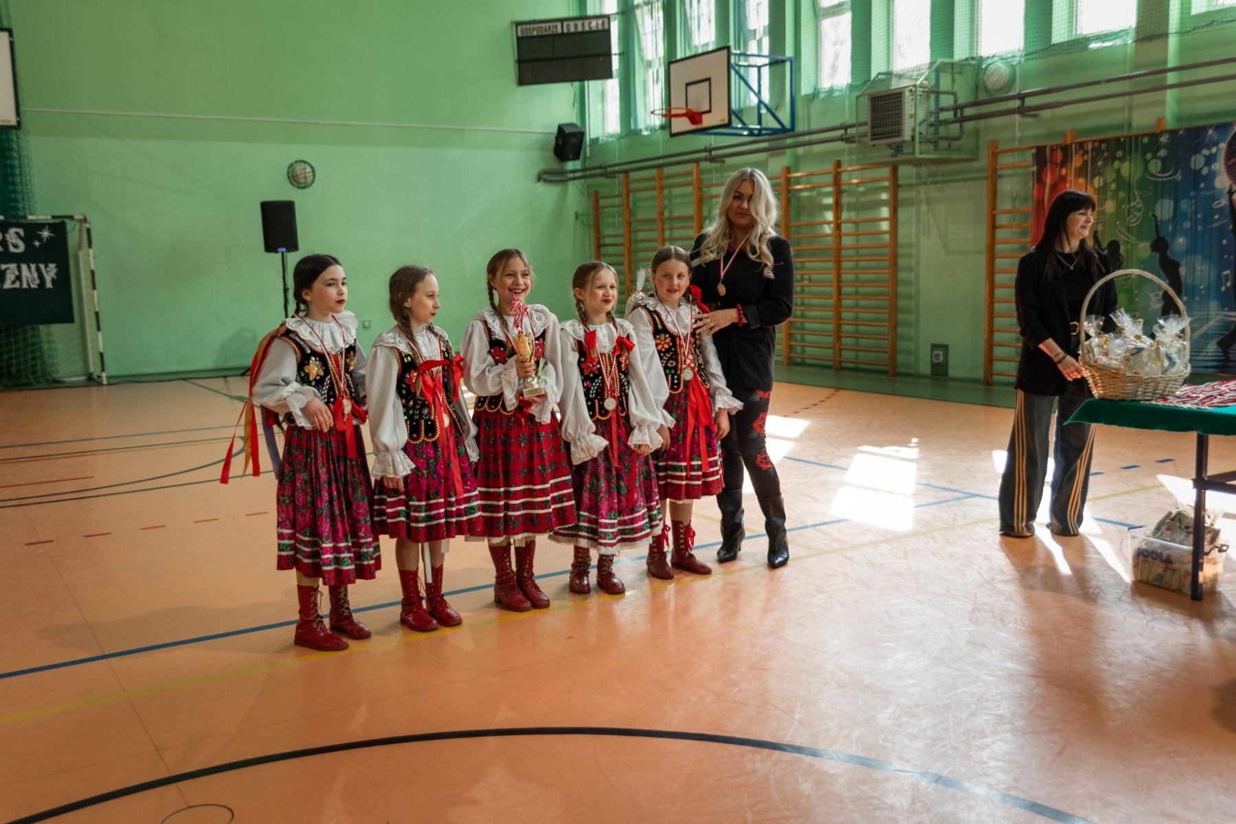 Dziewczynki ubrane w stroje ludowe z panią. I miejsce z Cychry