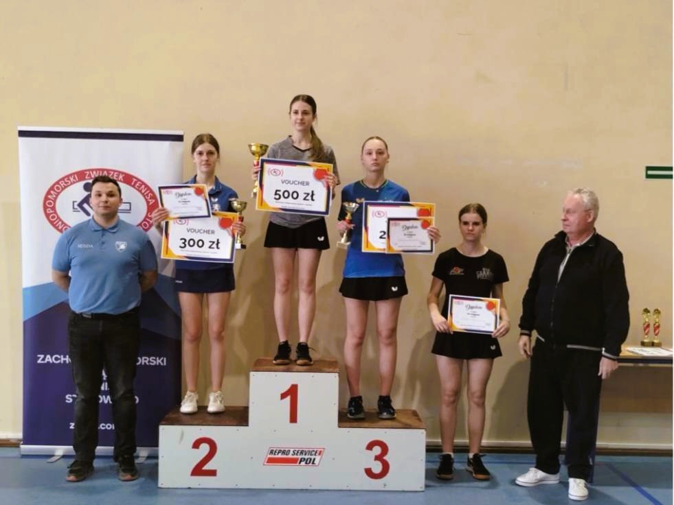 Julia Zornig na podium, stoi na drugim miejscu z pucharem i czekiem, obok stoją inne zawodniczki 