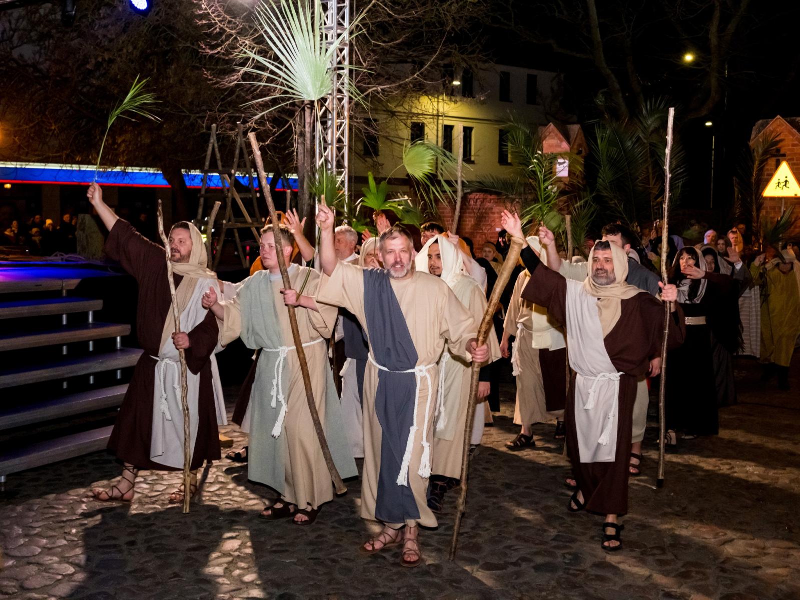 Apostołowie idą z palamami w dłoniach 