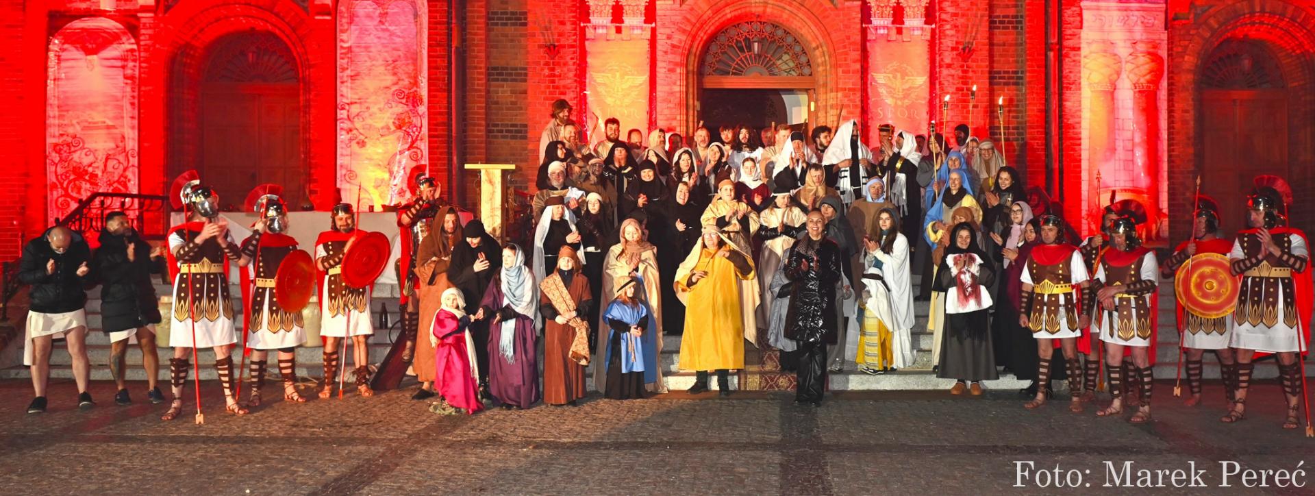 Wsp&oacute;lne zdjęcie aktor&oacute;w. Ludzie w kostiumach stoją na schodach przed kościołem 