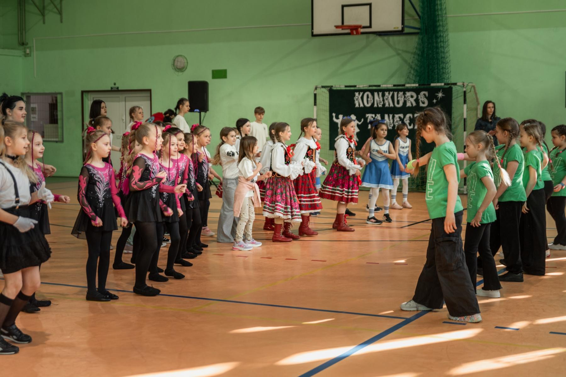 Grupa dzieci podczas rozgrzewki na hali 