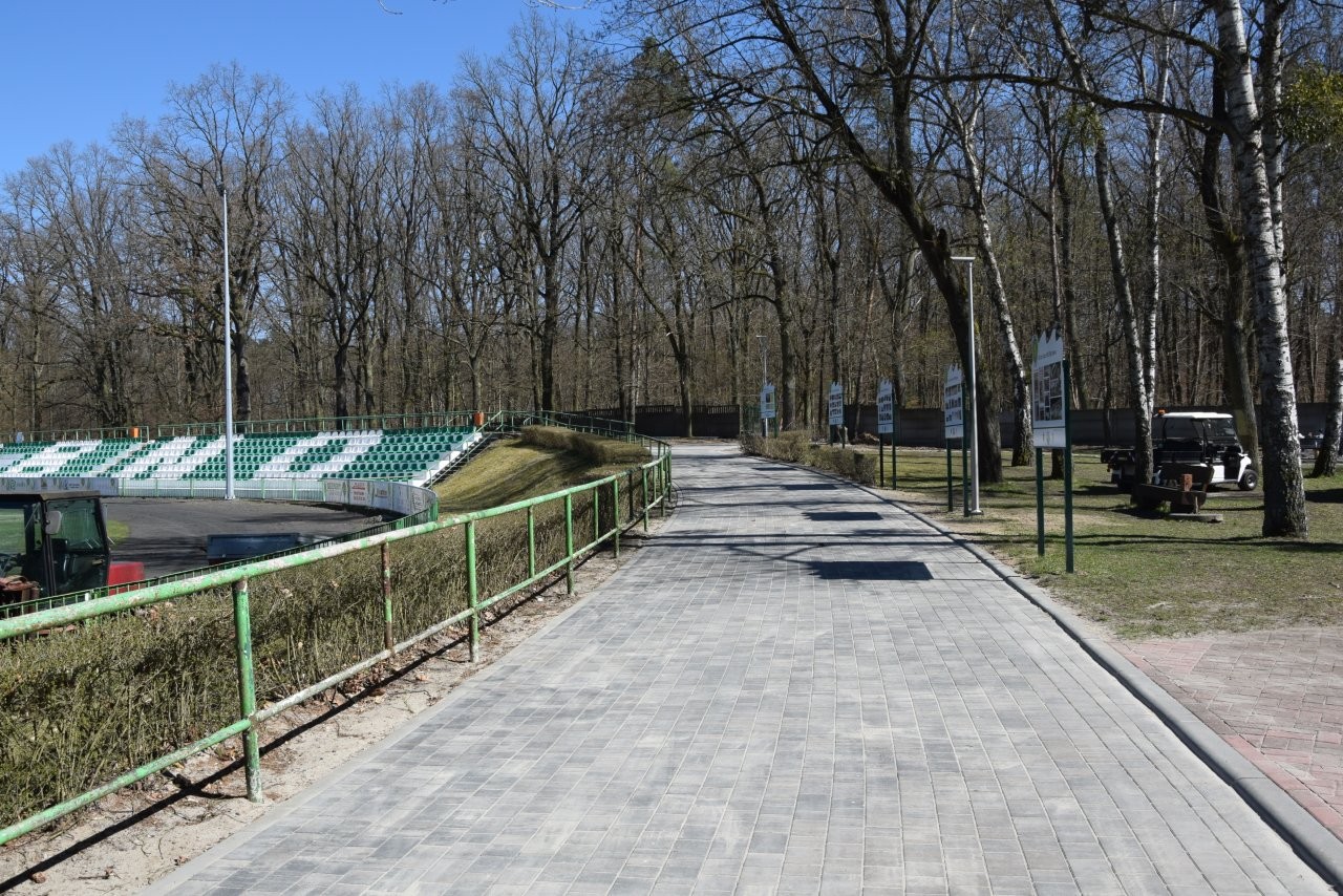 Chodnik z kostki, dojście do trybun