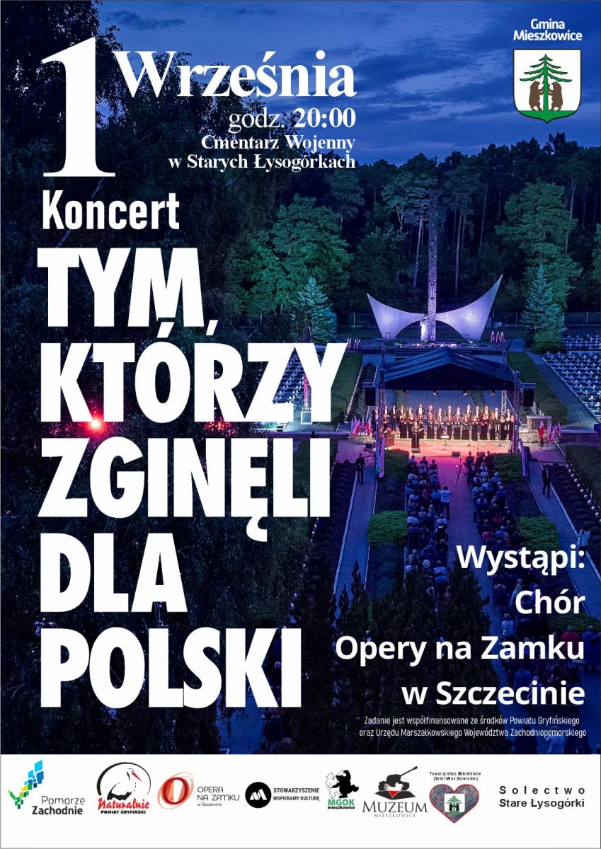 Plakat informacyjny zapraszający na koncert &bdquo;Tym, kt&oacute;rzy zginęli dla Polski&rdquo;. W tle widoczny jest oświetlony Cmentarz Wojenny w Starych Łysog&oacute;rkach wieczorną porą oraz sylwetki ch&oacute;ru na scenie. W lewej części umieszczono duży biały napis z tytułem wydarzenia, a w prawym g&oacute;rnym rogu herb Gminy Mieszkowice. 