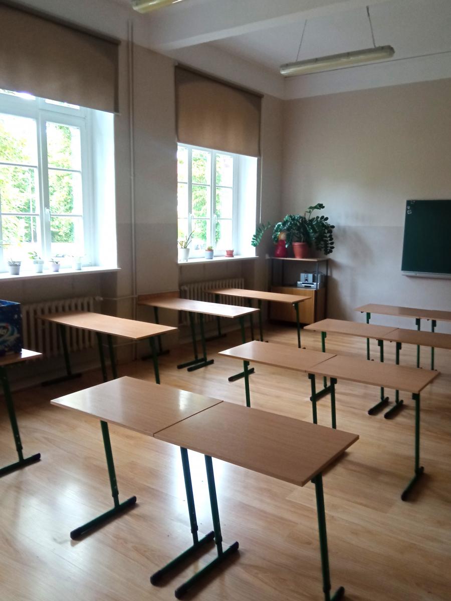 odnowiona sala lekcyjna, ławki rozstawione w sali