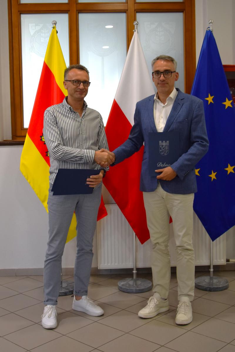 Od lewej przedstawiciel sp&oacute;łki i burmistrz Dębna stoją w holu
