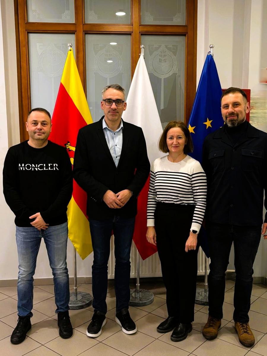 W holu stoją od lewej" prezes klubu MKS, burmistrz Dębna, kobieta, prezes UKS Dębno