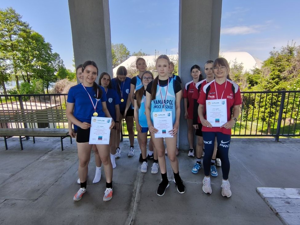 trzy drużyny dziewcząt z medalami i dyplomami. Od lewej zwycięski zesp&oacute;ł 