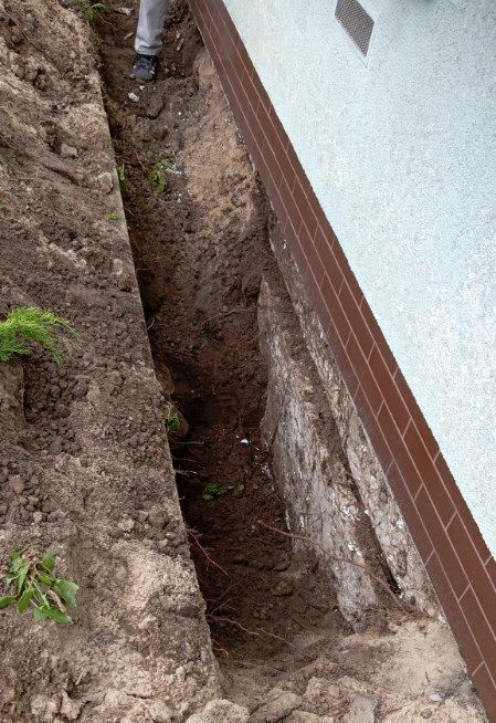 Odsłonięte fundamenty na zewnątrz budynku
