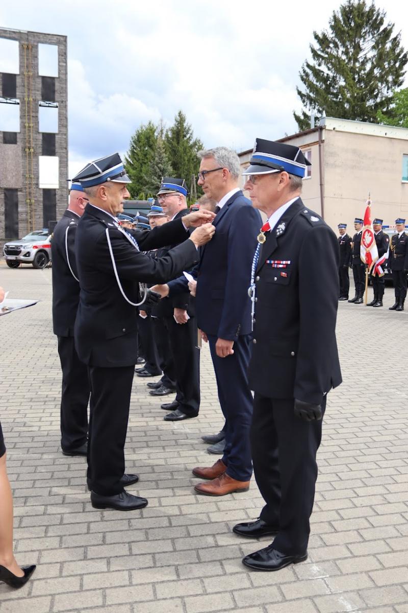 Komendant wręcza medal burmistrzowi Dębna 