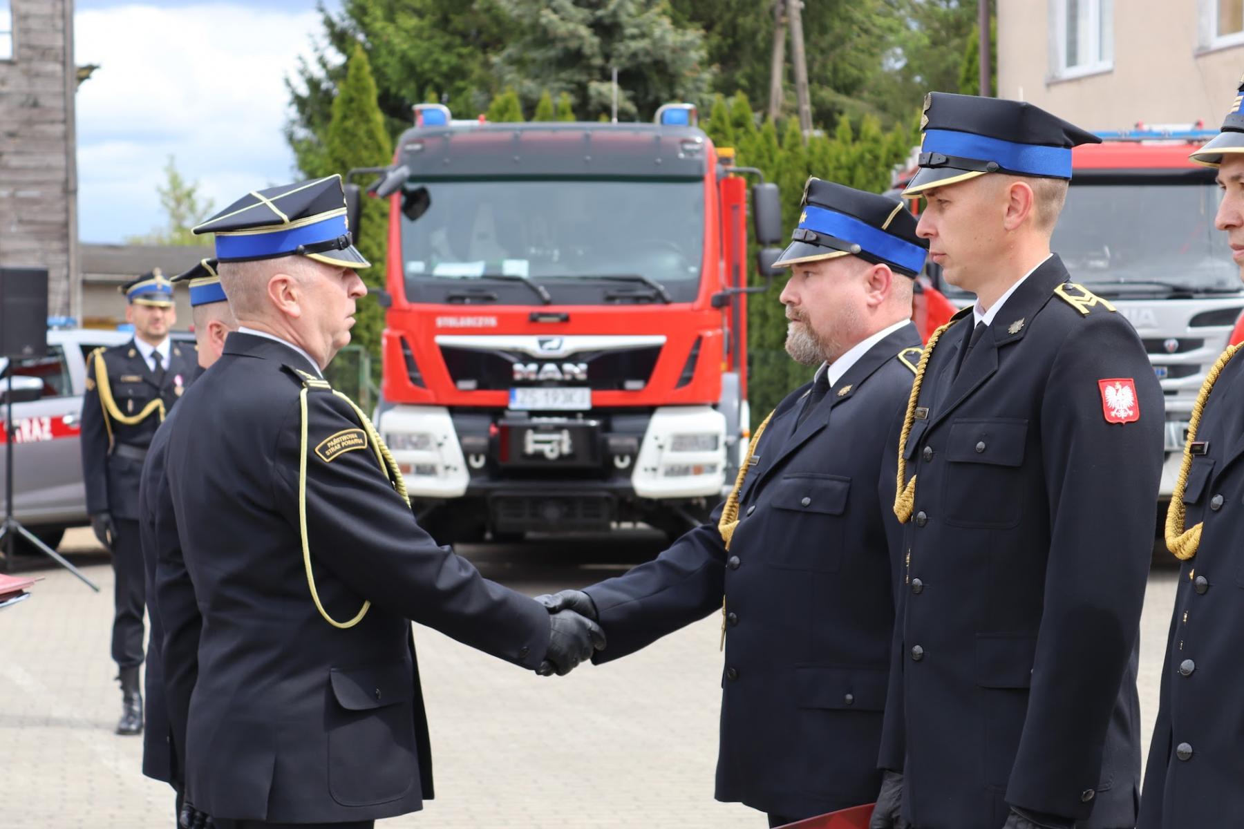 Wręczanie odznaczeń strażakom