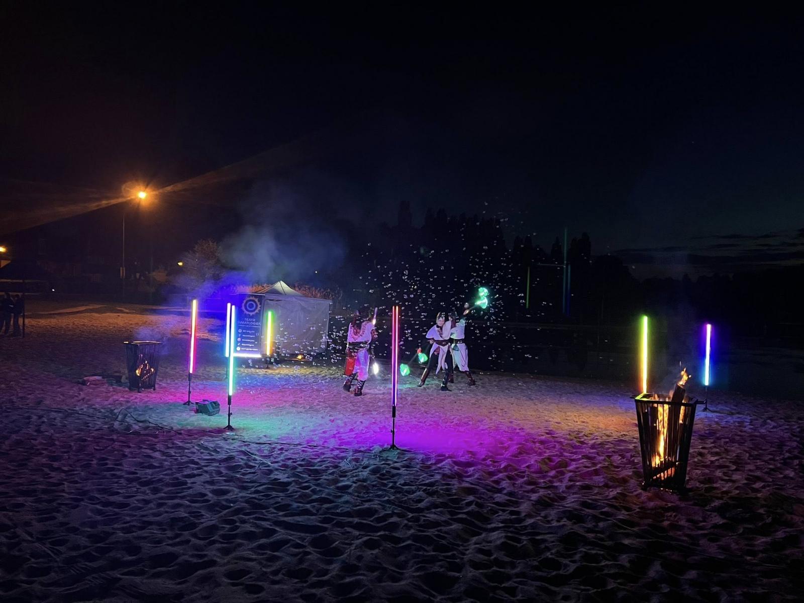 Pokazy świetlne na plaży miejskiej w Dębnie