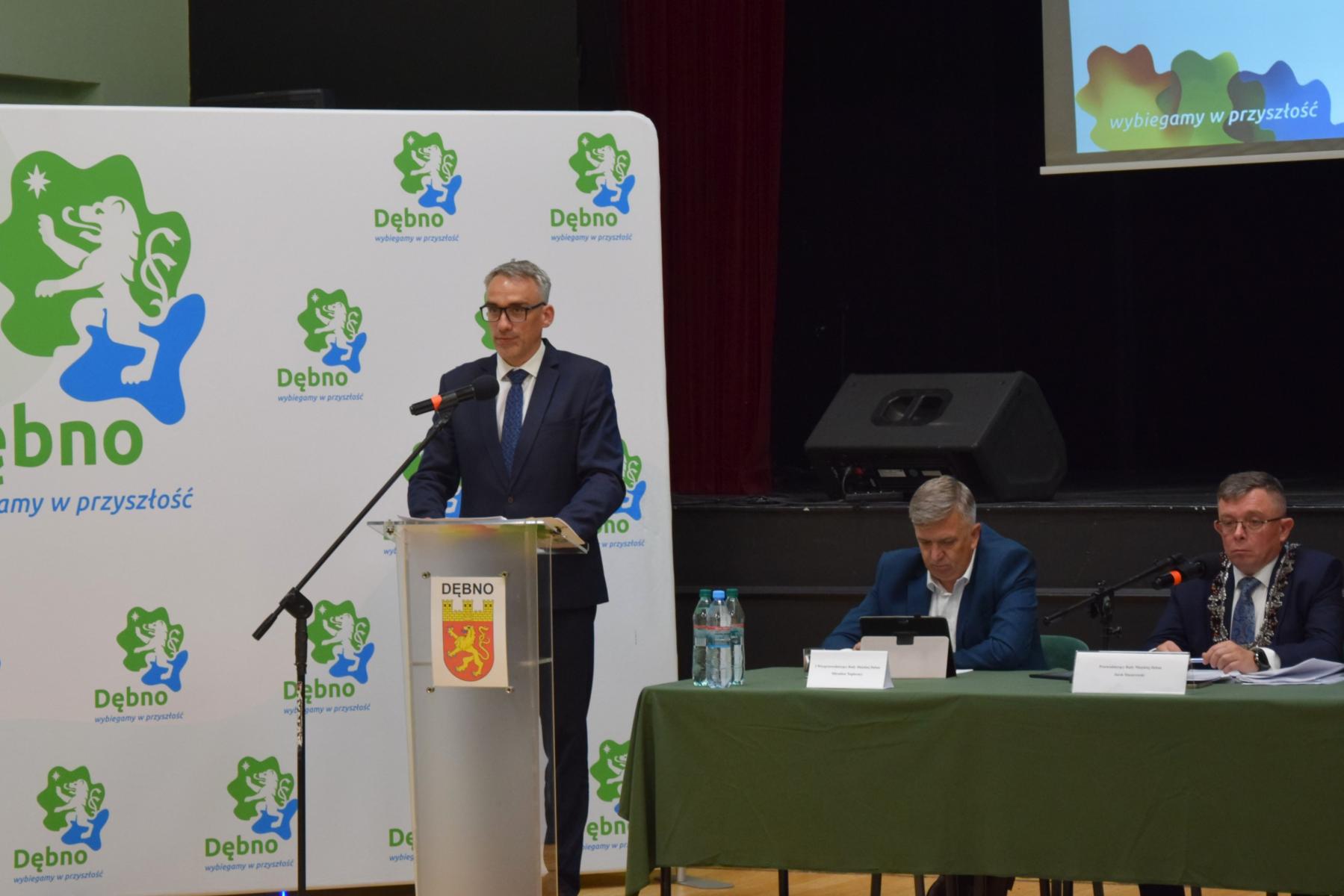 Burmistrz Dębna w sali, stoi przy m&oacute;wnicy 