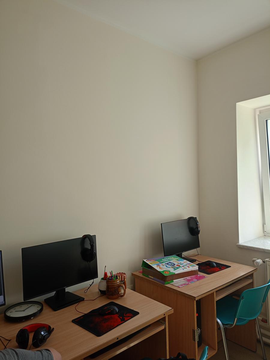 Odmalowana sala komputerowa, widoczne komputery na biurku