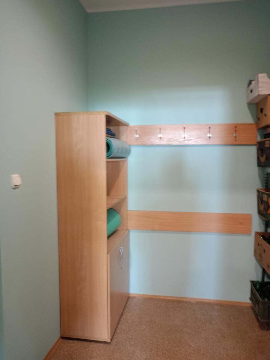 Pomalowana na zielono szatnia