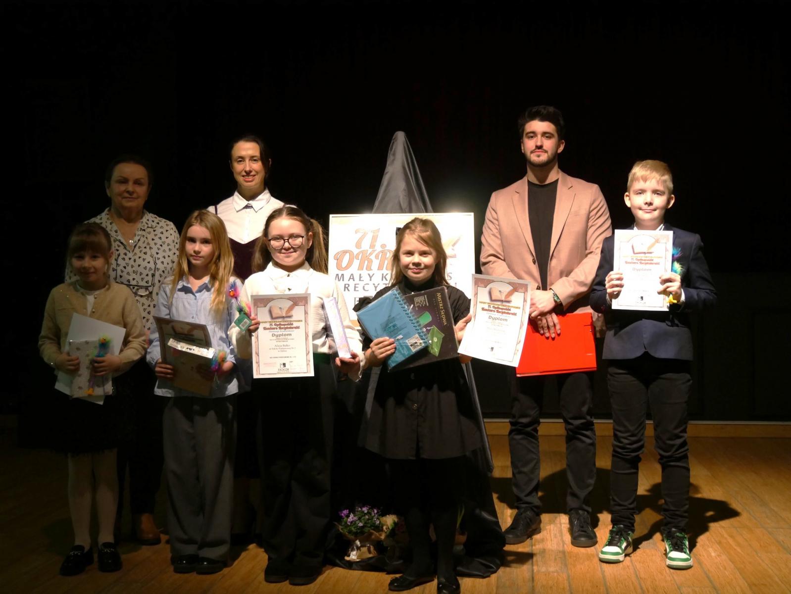 Wyr&oacute;żnione dzieci w kategorii I-III za nimi stoją członkowie jury