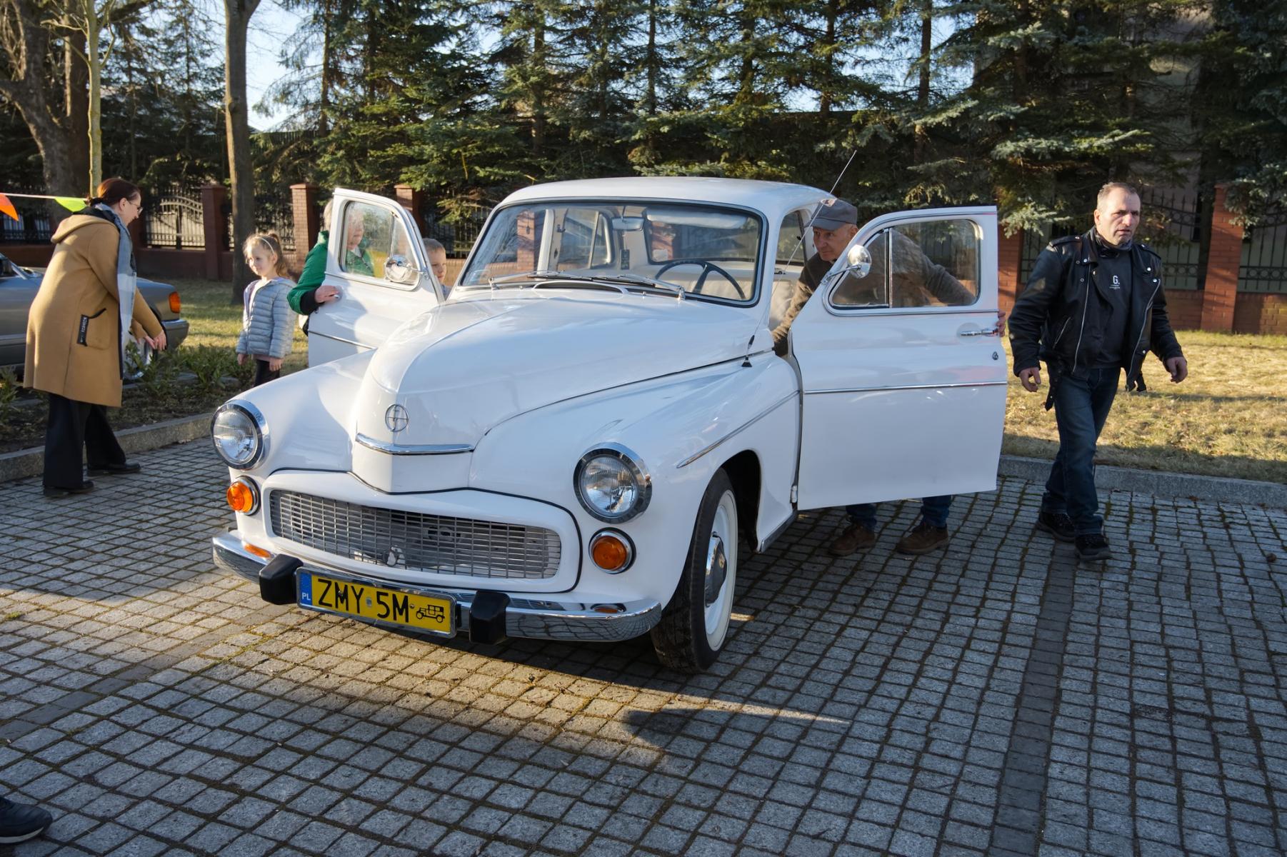 Samoch&oacute;d z czas&oacute;w PRl stoi na parkingu