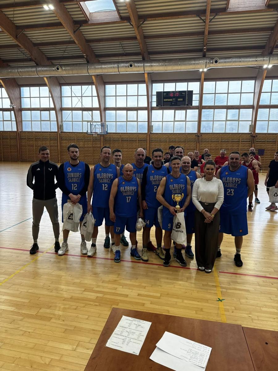 Drużyna w niebieskich strojach stoi na hali