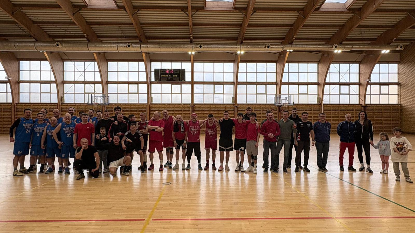 Drużyny ustawione w rzędzie stoją na hali 