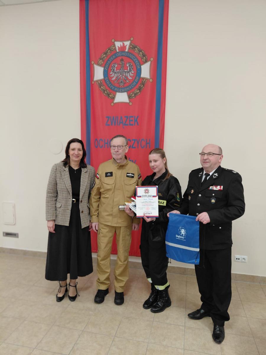 Od lewej stoją: pani wiceburmistrz Dębna, prezes ZOSP, dziewczyna, komendant Gminnego OSP 