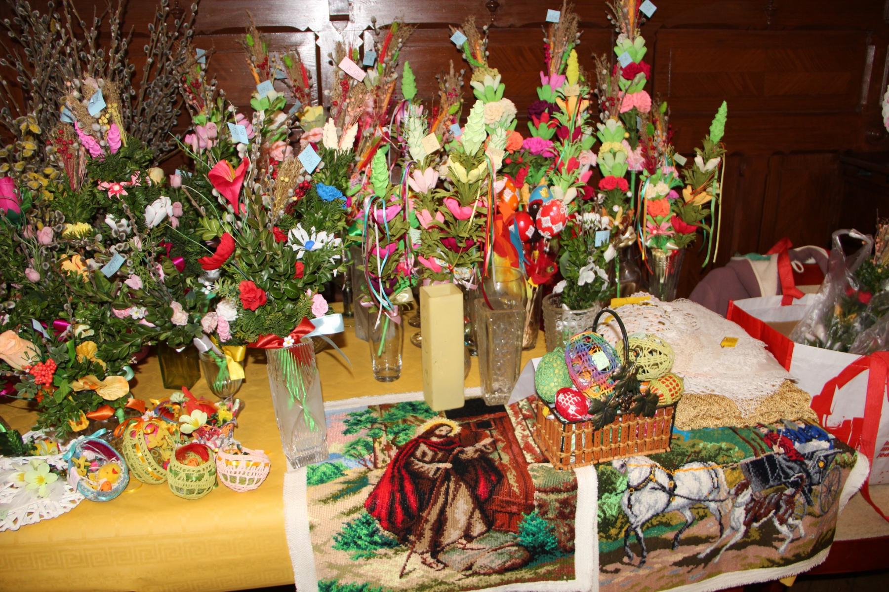 Palmy wielkanocne i inne rękodziała wielkanocne leżą na stole 