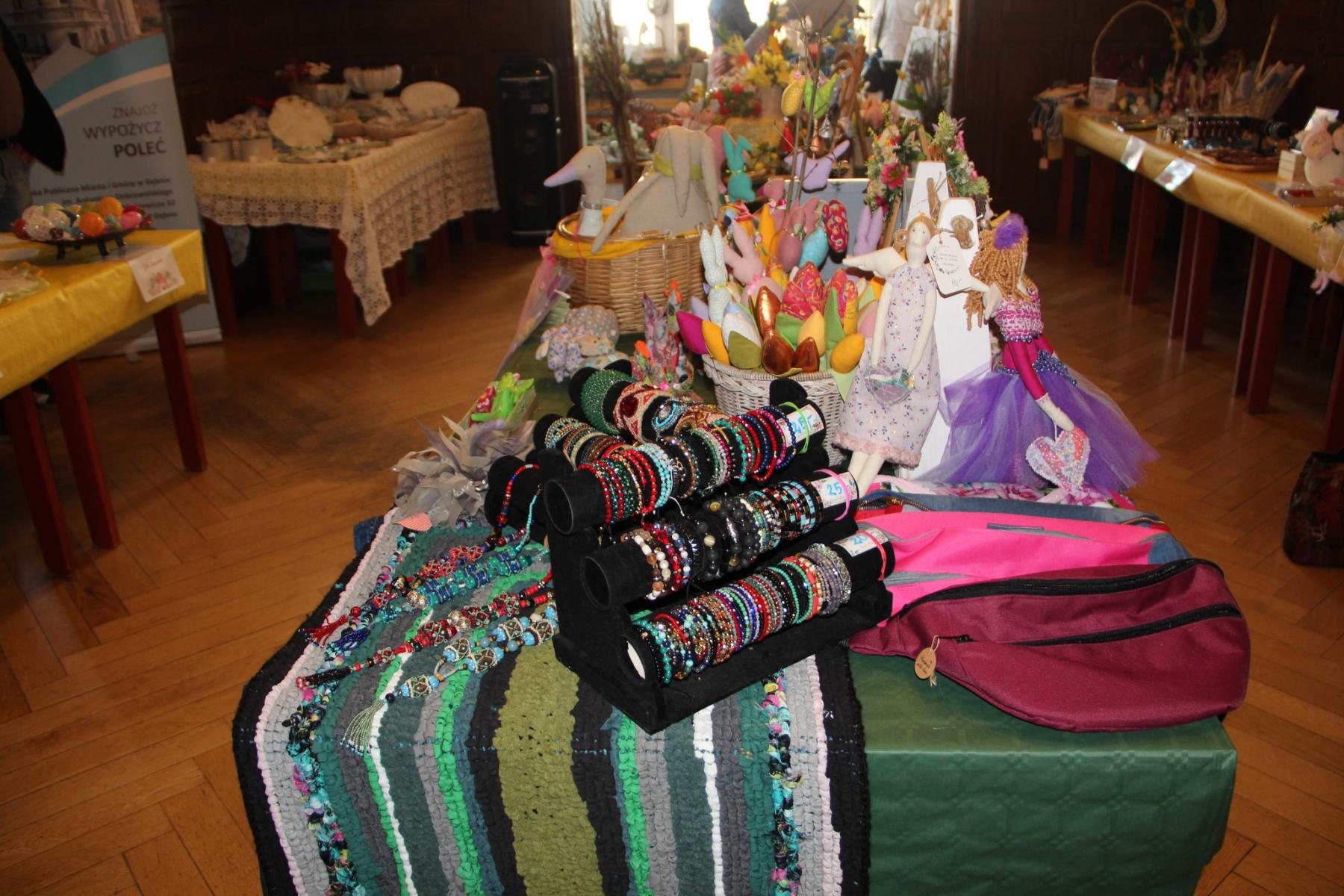 Na stole ułożone r&oacute;żne ozdoby świąteczne,