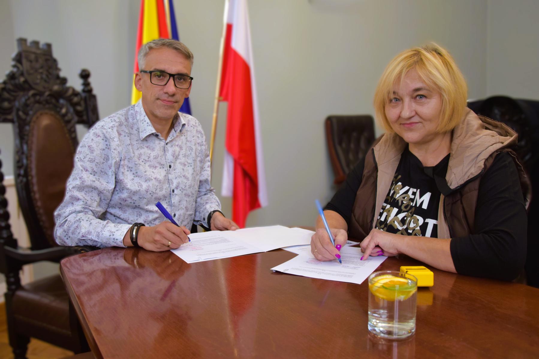 Przy stole w gabinecie siedzą burmistrz Dębna i pani przewodnicząca KGW R&oacute;żańsko