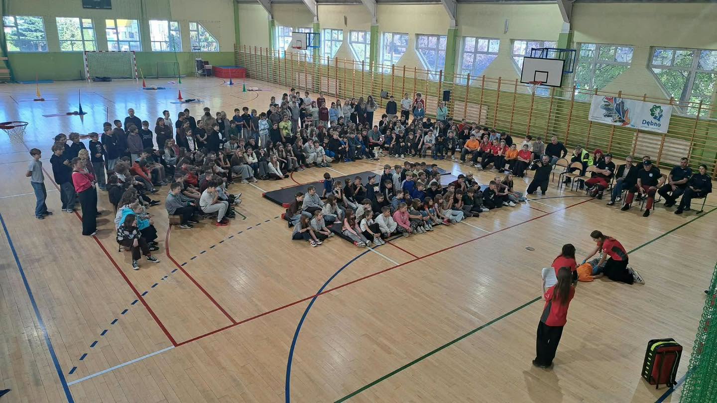 widok z g&oacute;ry na halę, na kt&oacute;rej czuniowie uczestniczą w instruktażu pierwszej pomocy