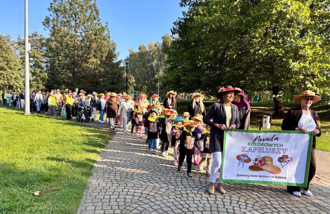 Parada os&oacute;b w kapeluszach 