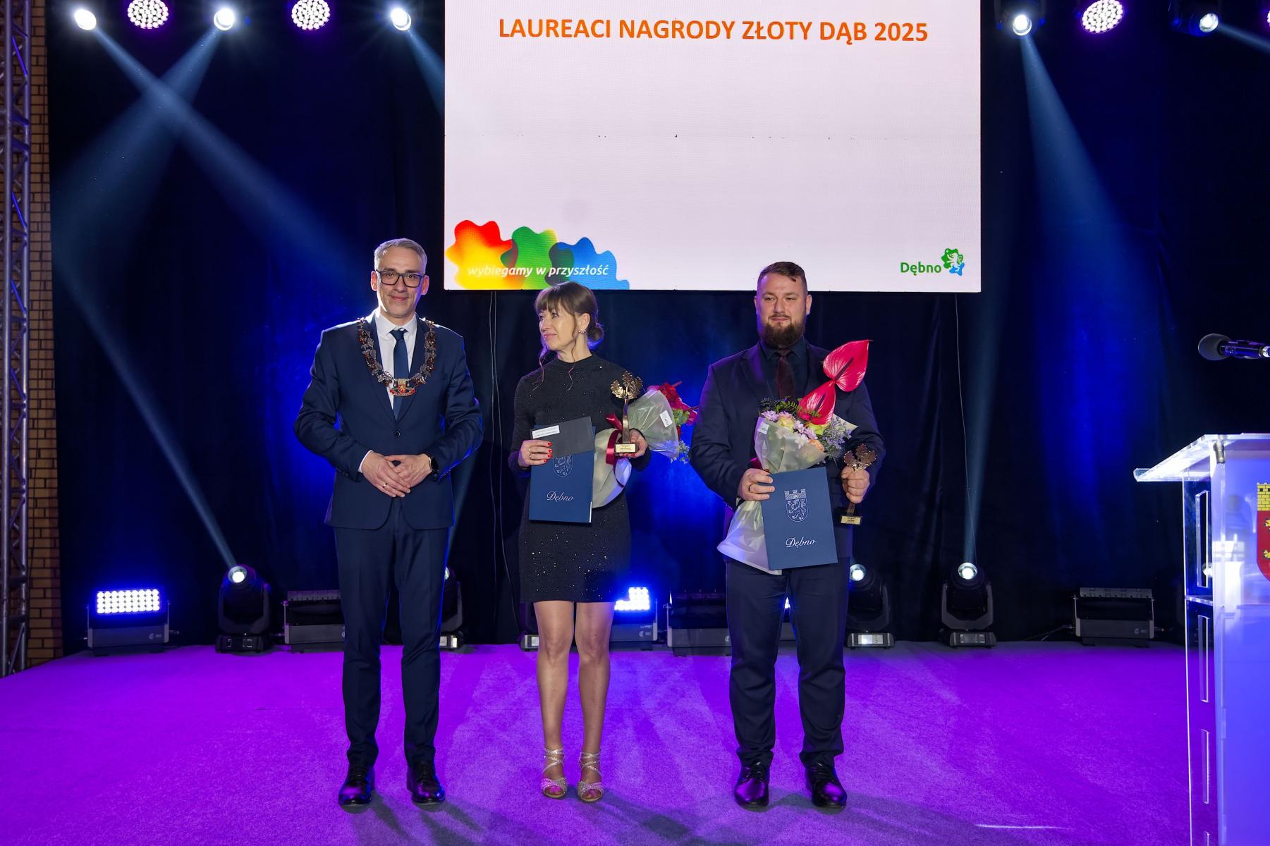 Na scenie od lewej burmistrz , Aneta Dobropolska, Paweł Herbin