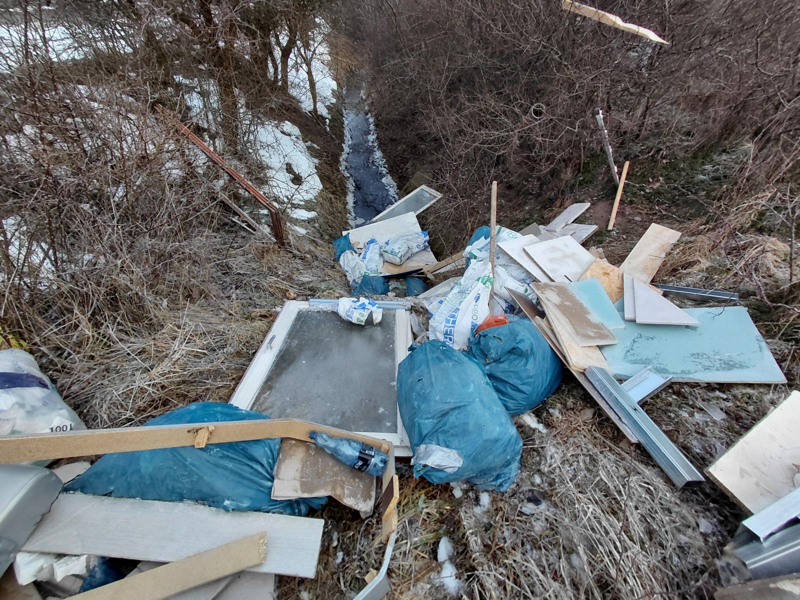 Porozrzucane materiały remontowe