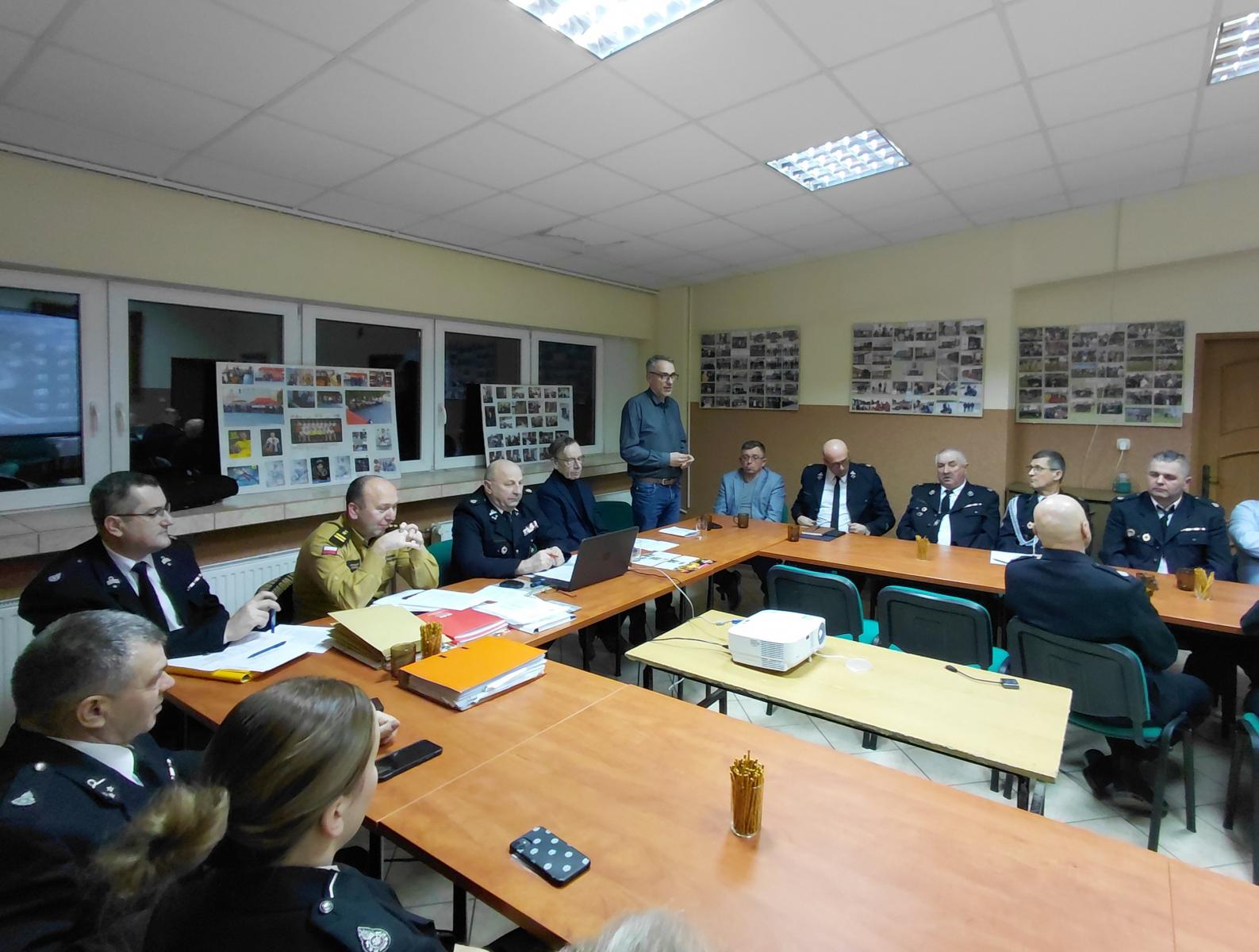 Mężczyźni siedzą przy stołach, Burmistrz Dębna stoi 