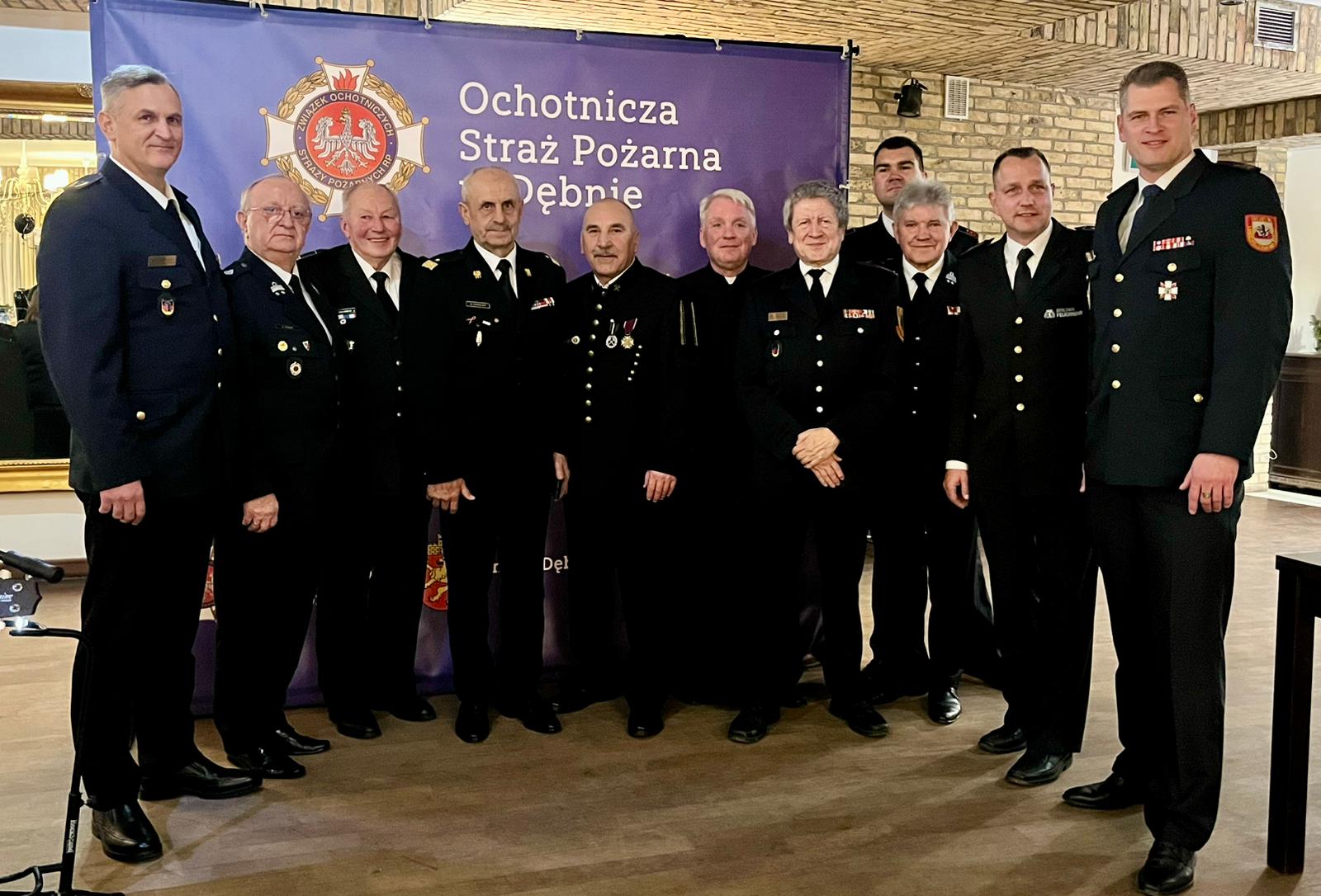 Mężczyźni w mundurach stoją w sali 