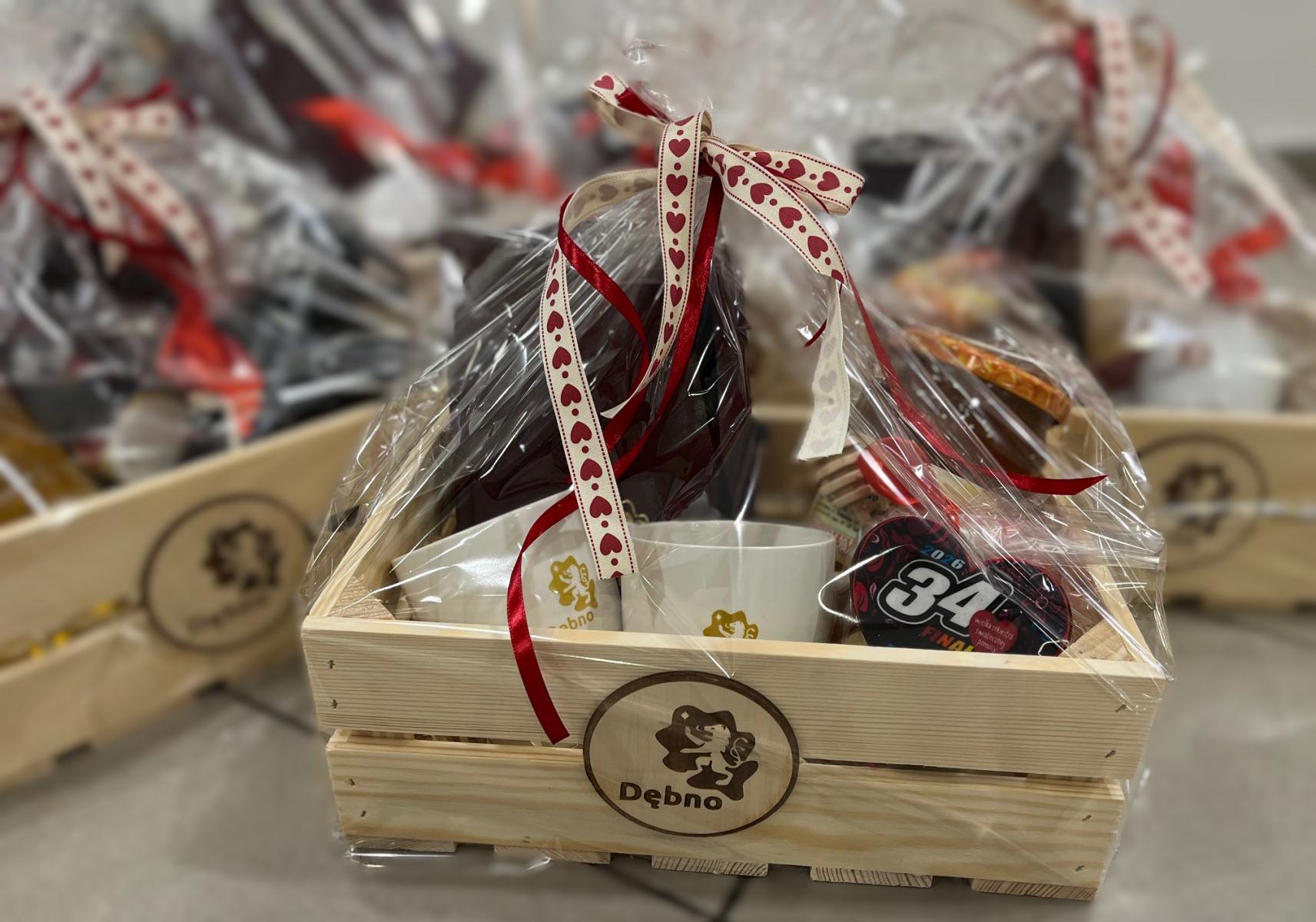 Skrzyneczka z gadżetami ładnie zapakowane 