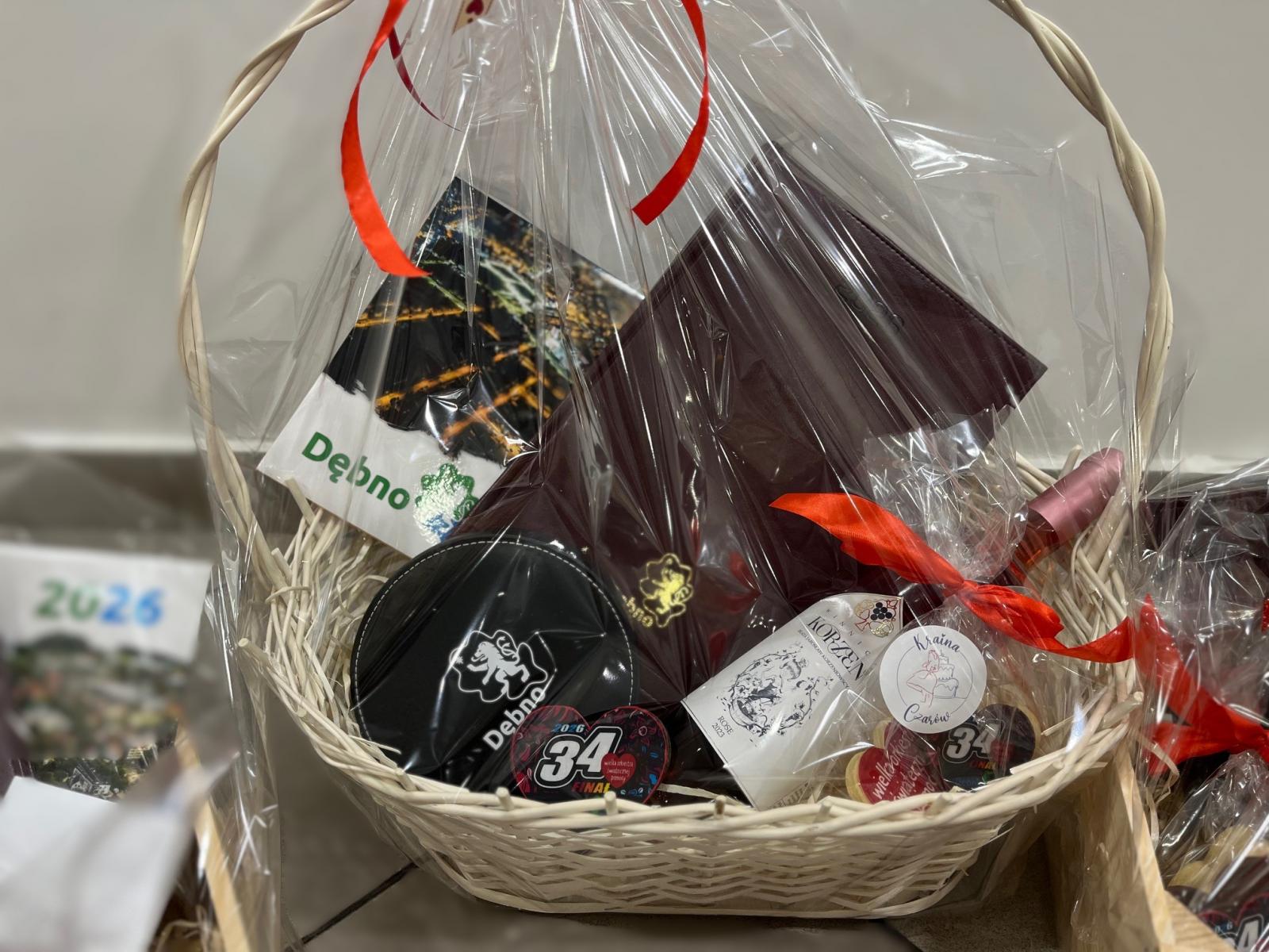 Kosz wiklionwy wypełniony gadżetami 