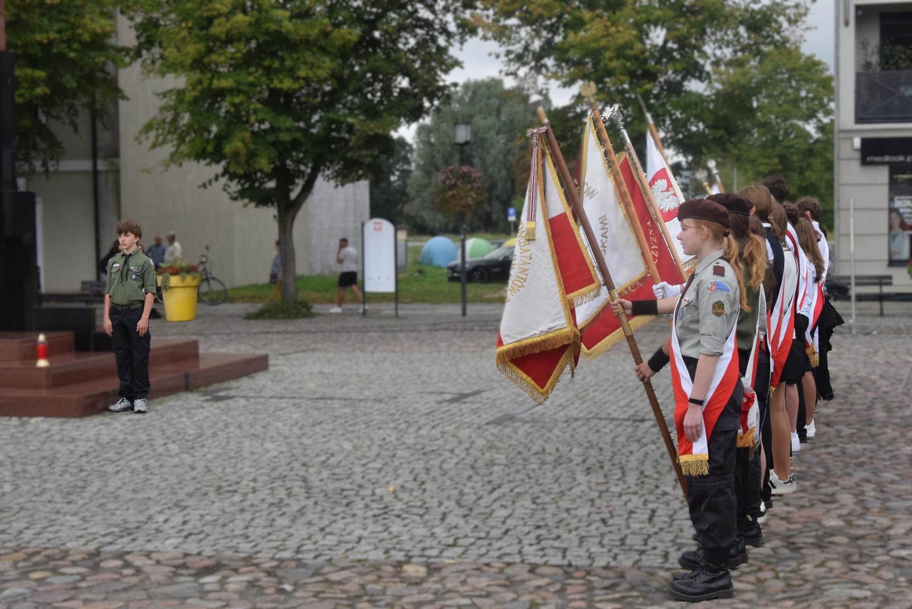 Sztandary ustawione w rzędzie 