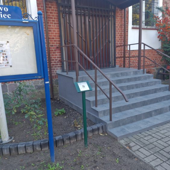 Schody wejście do świetlicy , po prawej stronie tablica ogłoszeń 