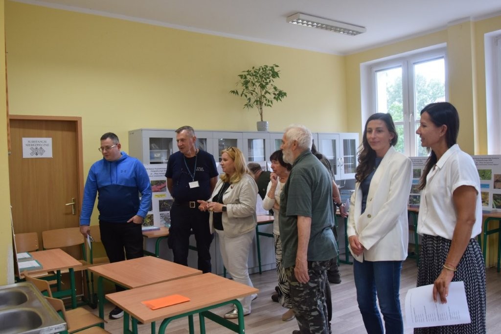 Członkowie komisji konkursowej w sali w trakcie oceny, przyglądają się zdjęcia