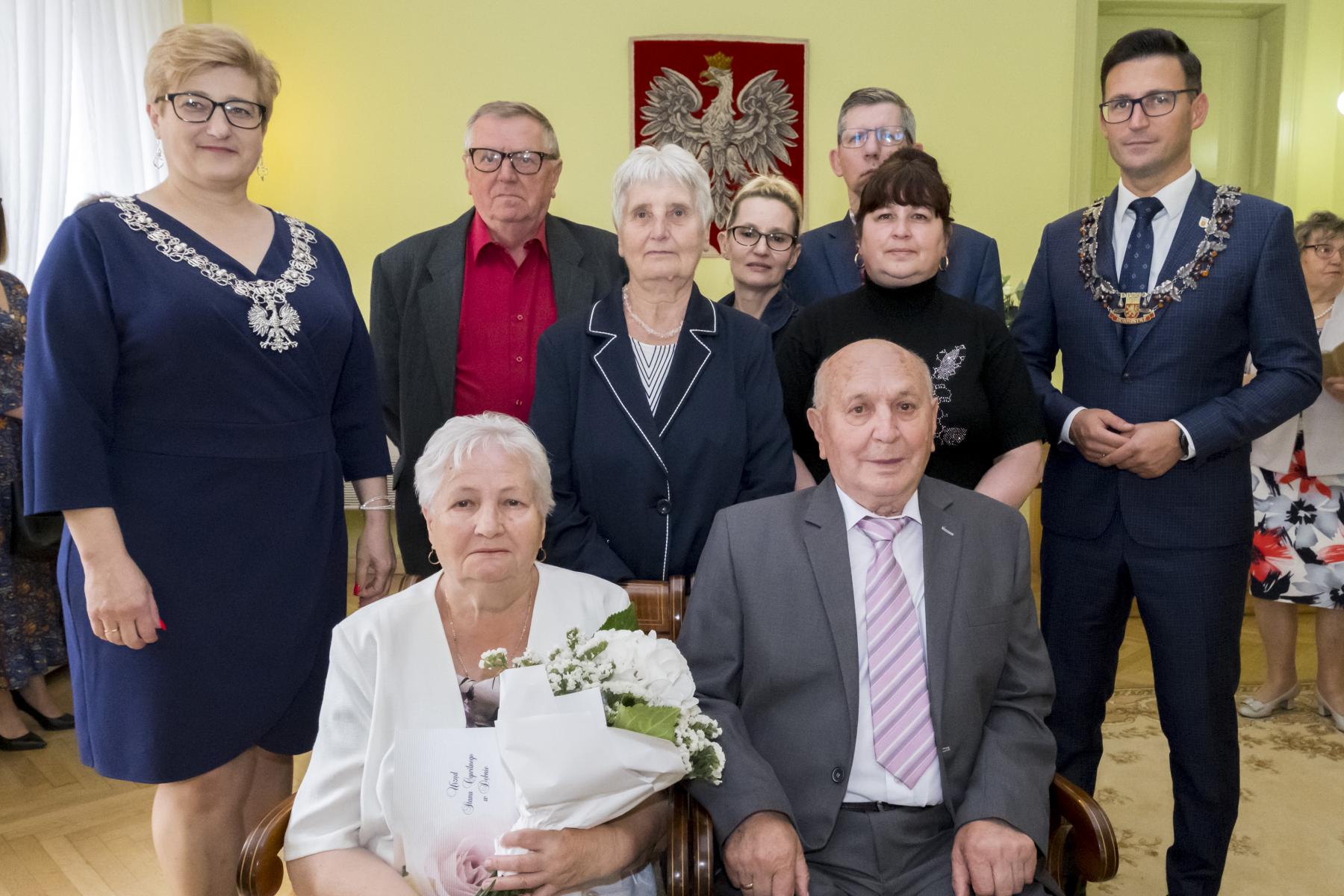 Państwo Irena i Mirosław Barańscy z rodziną, burmistrzem i kierwonik USC