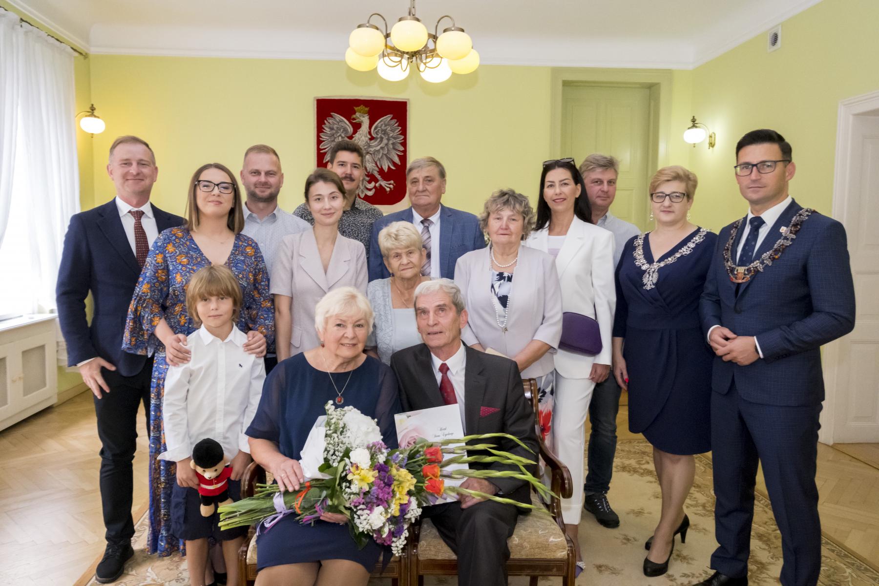 Państwo Janina i Jan Kiedowie  z rodziną, burmistrzem i kierownik USC