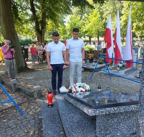 burmistrz i przewodniczacy rady przed Grobem Nieznanego Żołnierza
