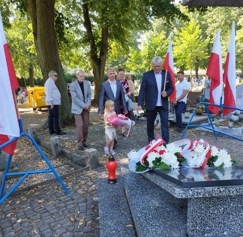 Przedstawiciele Dębnowskiego Stowarzyszenia Sokół przed Grobem