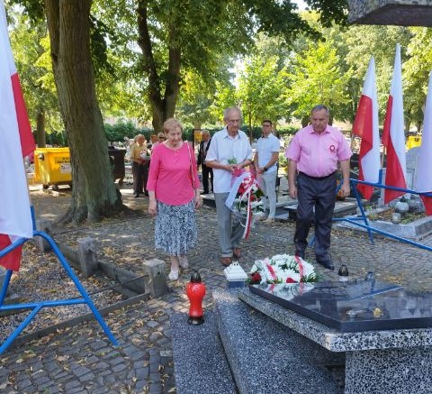 Przedstawiciele kombatantów z wiązanką 