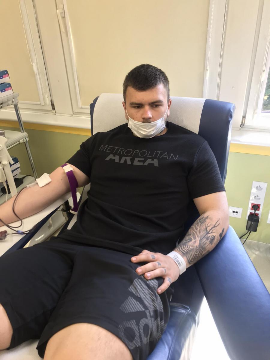 Młody mężczyzna na fotelu oddaje krwi
