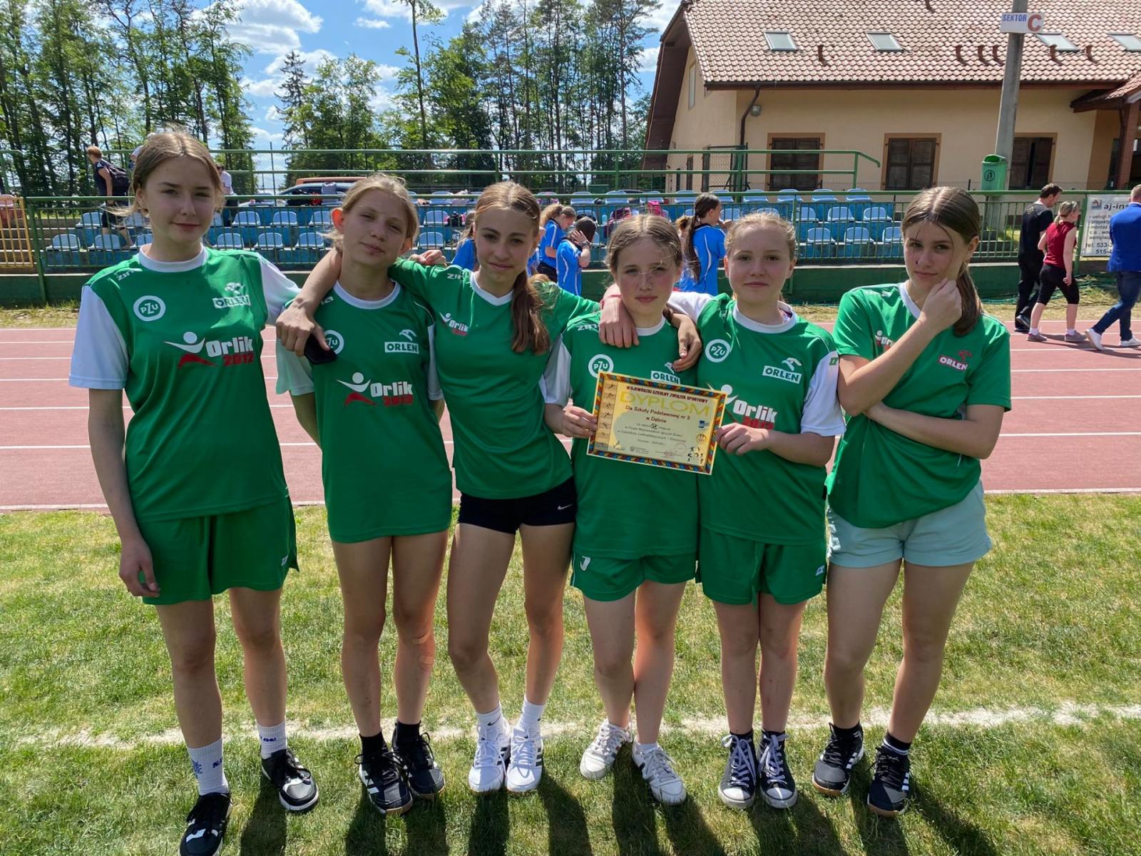 Dziewczęta z lekkoatletyki z SP 3 Dębno 