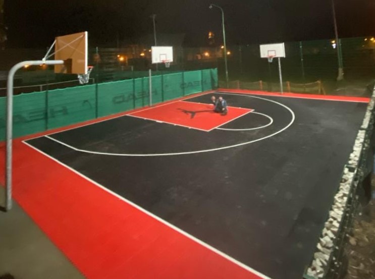 Boisko do koszykówki nocą 