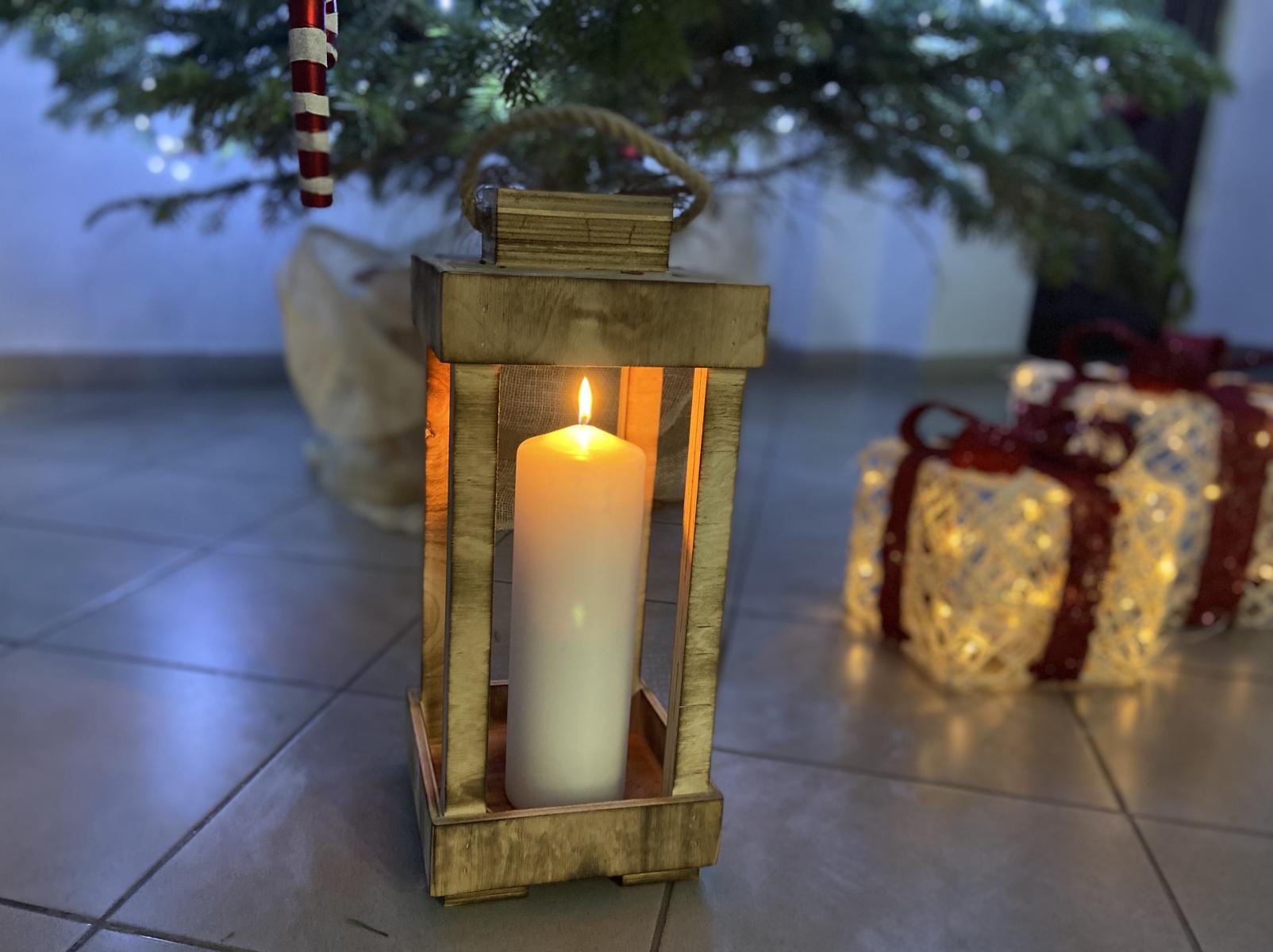Światełko Pokoju płonie w latarence na holu w Urzędzie Miejskim pod choinką 