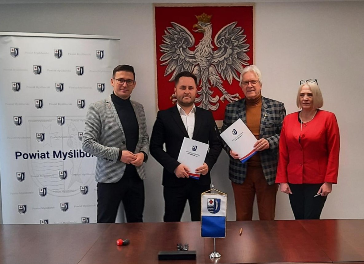 Od lewej stoją: Grzegorz Kulbicki, Łukasz Malinowicz, Andrzej Potyra, Alicja Prill. Panowie w środku trzymają teczki 