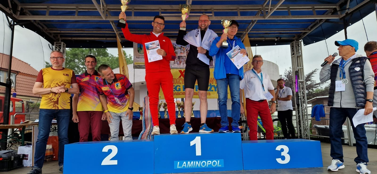 Burmistrz Debna na podium (pierwszy od lewej)