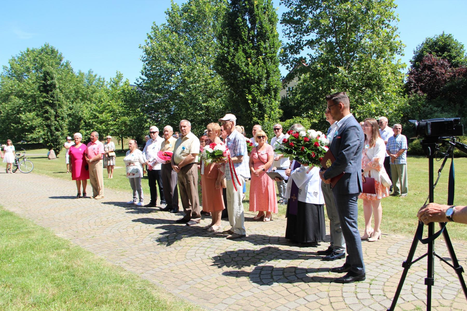 Zgromadzeni na uroczystości na Promenadzie Pamięci